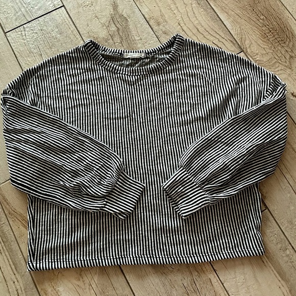 Stripped long-sleeve black and white crop top - Picture 1 of 3